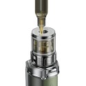 Voopoo Argus XT Pod Mod tank dolumu, gümüş metalik ve yeşil deri detaylar.