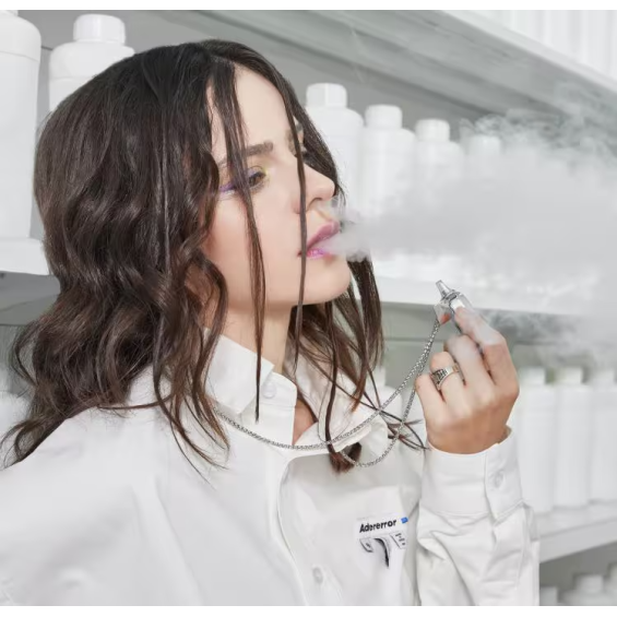 Aspire RiiL X Pod Mod kullanan şık kadın, gümüş renkli cihaz.