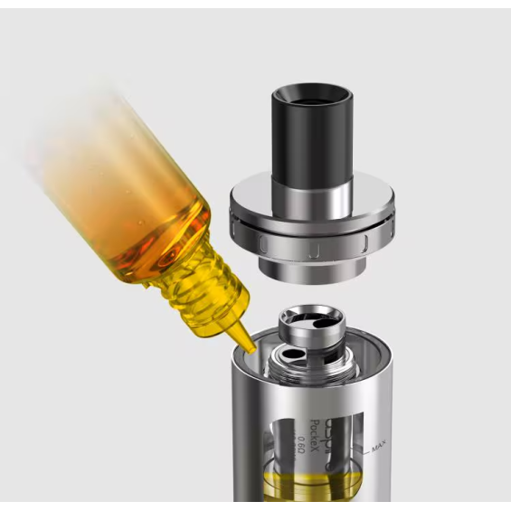 Aspire PockeX Pod Mod dolumu, e-likit şişesiyle yakından çekim.