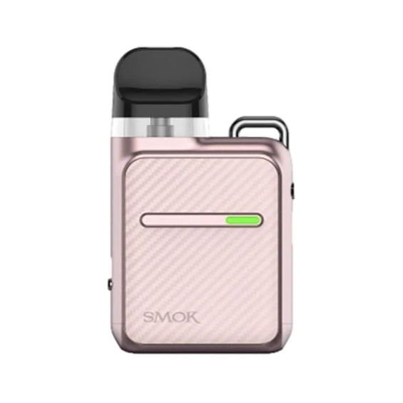 Smok NOVO Master Pod Mod pembe renkli, karbon fiber desenli, kompakt elektronik sigara.