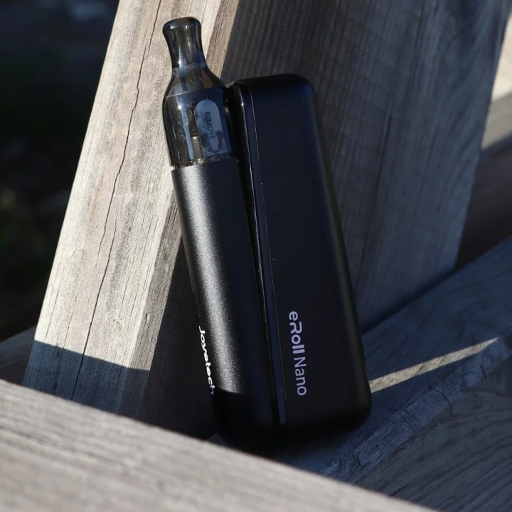 Siyah Joyetech eRoll Nano Pod Mod elektronik sigara kompakt tasarım.