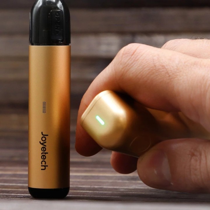 Joyetech eRoll Nano Pod Mod altın renkli, kompakt elektronik sigara.